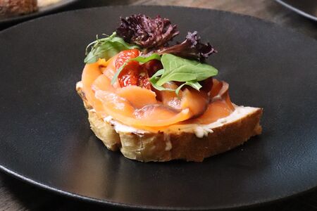 Брускетта с лососем