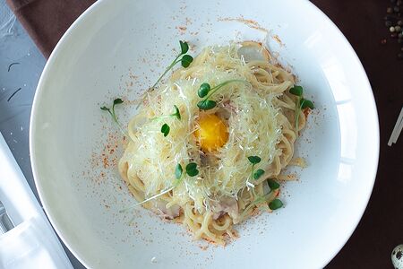 Спагетти с соусом карбонара и копченой свиной грудинкой