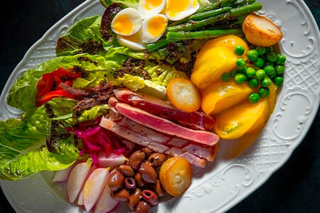 Нисуаз с тунцом, мини-романо и анчоусы