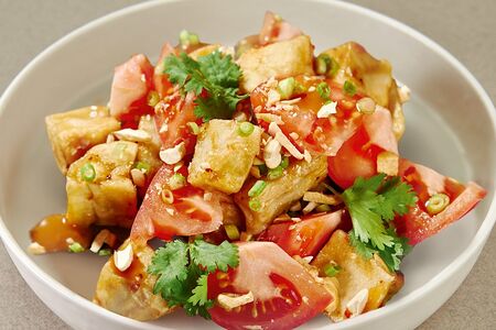 Салат из хрустящих баклажанов и томатов в соусе чили