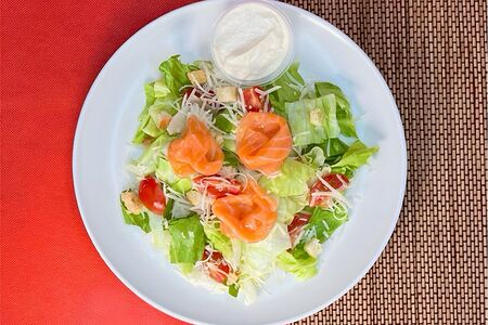 Салат Цезарь с лососем