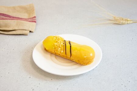 Эклер персиковый