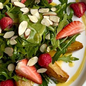 Груша, ягоды, миндаль, соус маракуйя