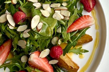 Груша, ягоды, миндаль, соус маракуйя