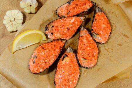 Мидии, запеченные в соусе спайси 