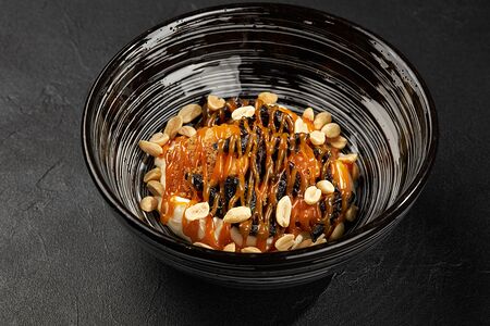 Солёная карамель, чернослив и арахис