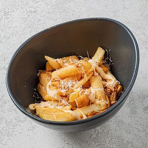 Картофель Фри с кранч-луком и пармезаном