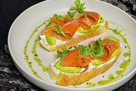 Брускетта с лососем и авокадо
