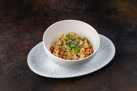 Жареный рис с курицей и овощами