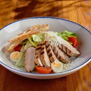 Салат Цезарь с куриным филе