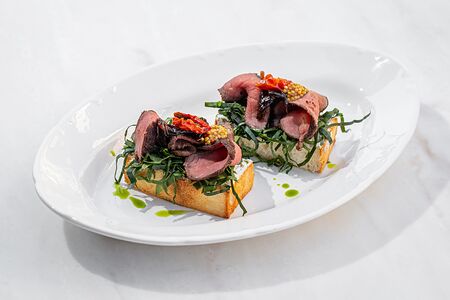 Бриошь с запеченной говядиной и карамелизированным луком