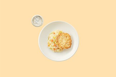 Куриная котлетка с рисом и грибным соусом