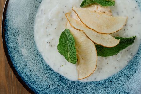 Каша рисовая с кремом из вареной сгущенки