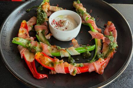 Перцы чили в беконе