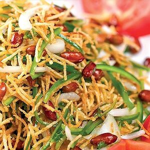 Салат из обжаренного картофеля с арахисом