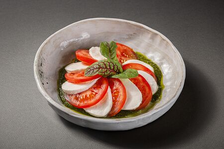 Капрезе с томатами