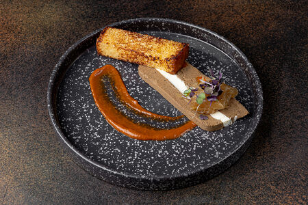 Паштет из печени теленка с бриошью и кремом из кураги