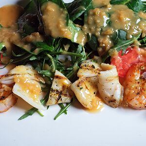 Жаренные на гриле креветки и кальмары