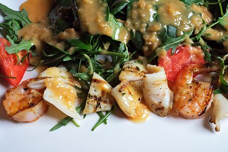 Жаренные на гриле креветки и кальмары