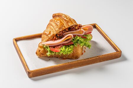 Круассан с ветчиной и сыром чеддер