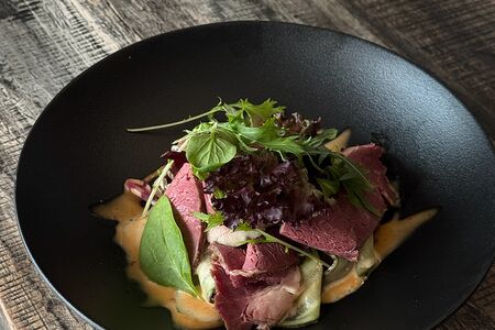 Тёплый салат с пастрами