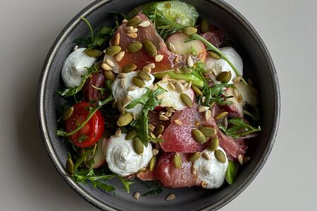 Салат с инжирным персиком и пармой