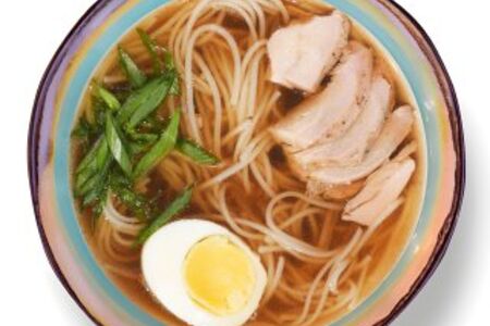 Рамен с курицей су-вид, рисовой лапшой и яйцом