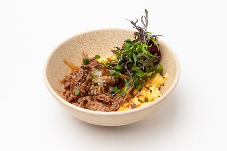 Скрэмбл с томленой говядиной и жареными грибами