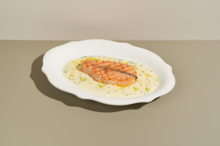 Стейк из форели с соусом берблан