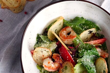 Салат Цезарь с креветками