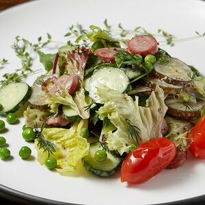 Салат с копченой колбасой, зеленым горошком