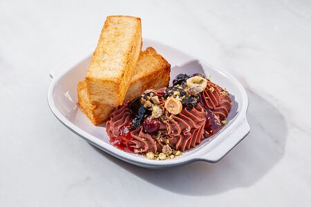 Куриный паштет с карамельным луком, клубничным джемом и фундуком