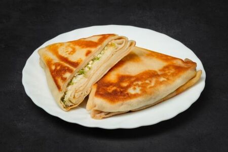 Блин фаршированный с зеленым луком и яйцом