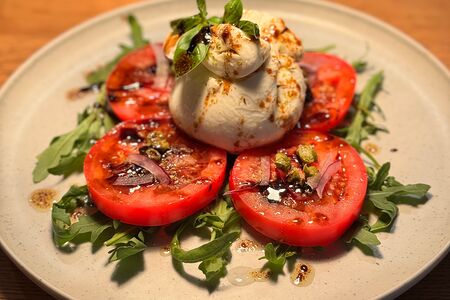 Буррата с томатами