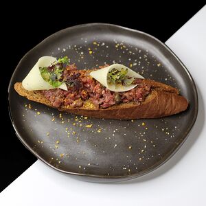 Брускетта с тартаром из говядины