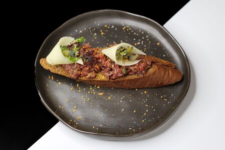 Брускетта с тартаром из говядины