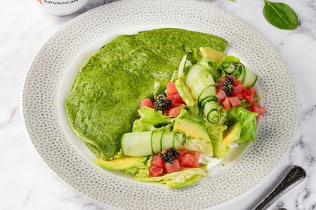 Зеленый омлет с салатом и тунцом