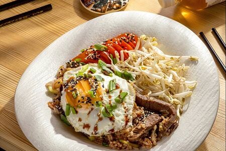 Говядина в соусе Хойсин с рисом и яйцом