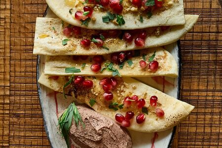 Паштет утиный, лепешка с гранатом 