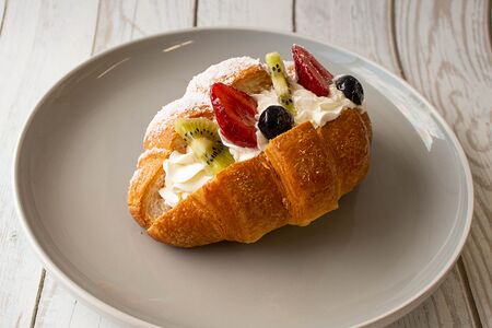 Круассан с кремом и ягодами