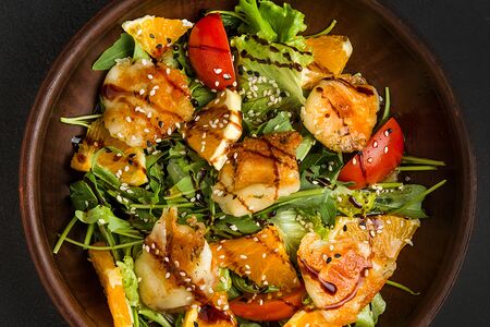 Микс-салат с апельсином и кедровыми орешками и сыром халуми