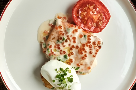 Форель горячего копчения с соусом из красной икры