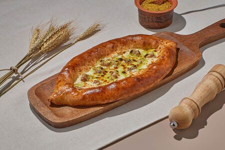 Хачапури лодочка с курочкой и соусом чкмерули