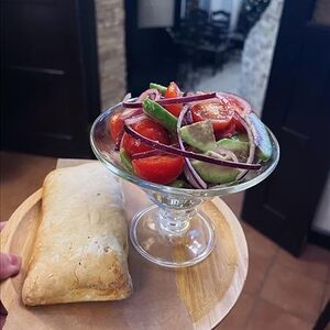 Sommer салат-летний салат с авокадо и томатами черри, горячая чиабатта