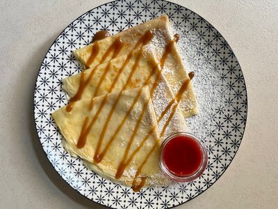 Блинчики с джемом и карамельным топпингом