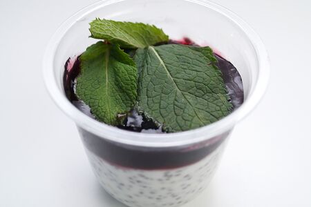 Чиа-пудинг с черничным джемом