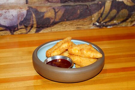 Хрустящий сыр с малиновым джемом