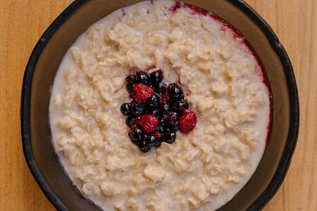 Овсянка с сезонными ягодами