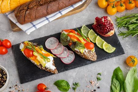 Брускетта с соусом цезарь и тартаром из овощей гриль