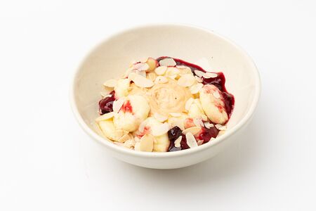 Ленивые вареники из творога с ягодным соусом